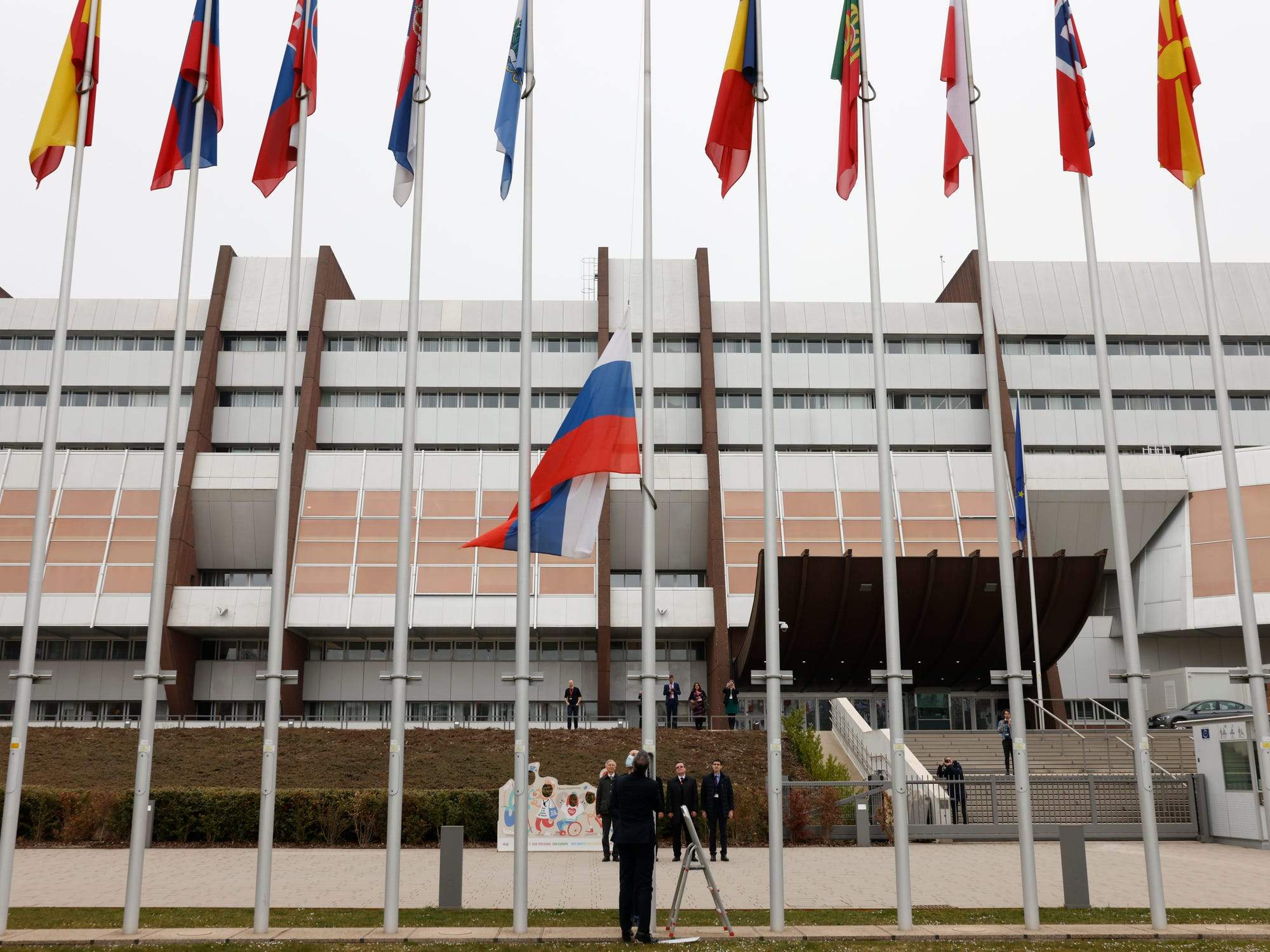 Ruska zastava skinuta ispred Vijeća Evrope.jpeg - Rusija više nije član Vijeća Evrope, u Strasbourgu skinuta ruska zastava